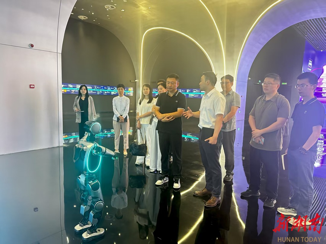走进前沿科技 赋能产业合作湖南省人民政府驻上海办事处调研鲸鱼机器人