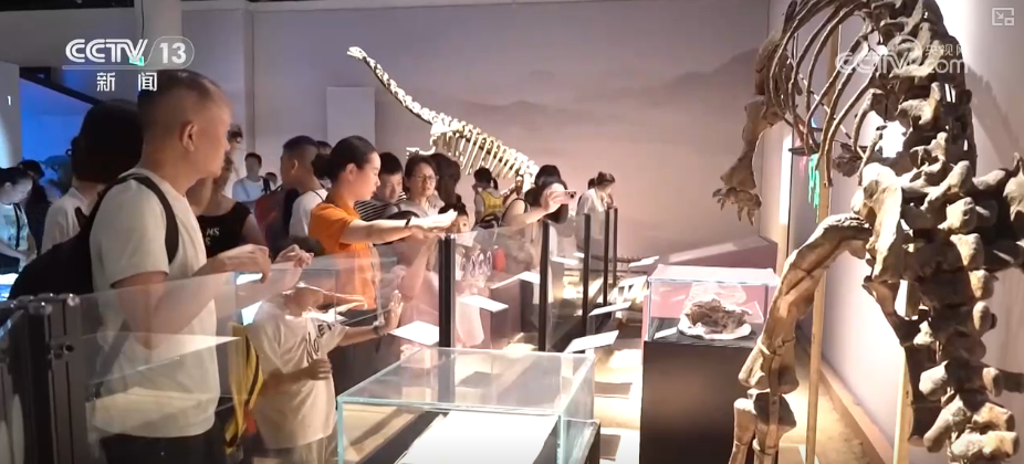 科学实验引来“哇”声一片!多彩科技游成顶流 “沉浸式”上天入海解锁新识(图2)