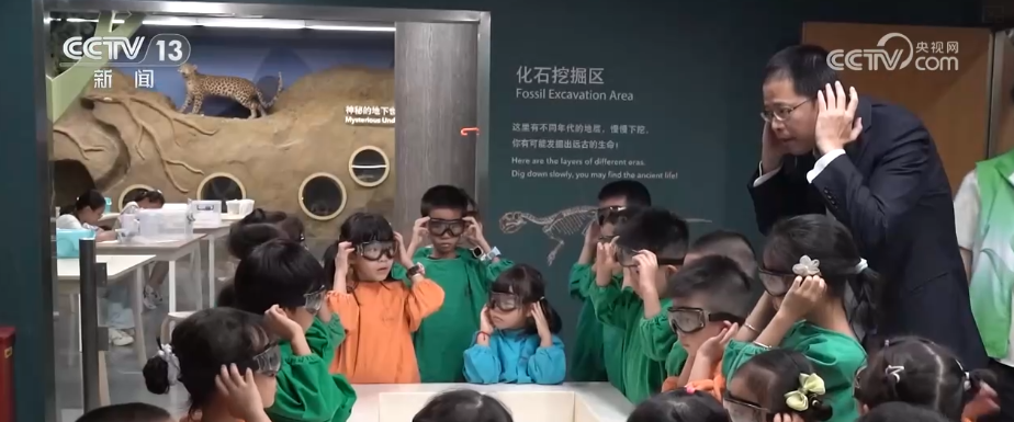 科学实验引来“哇”声一片!多彩科技游成顶流 “沉浸式”上天入海解锁新识(图3)