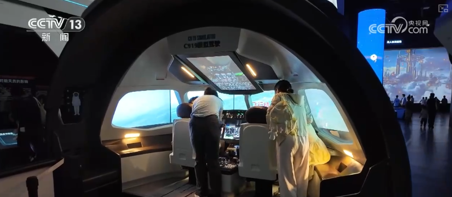 科学实验引来“哇”声一片!多彩科技游成顶流 “沉浸式”上天入海解锁新识(图5)