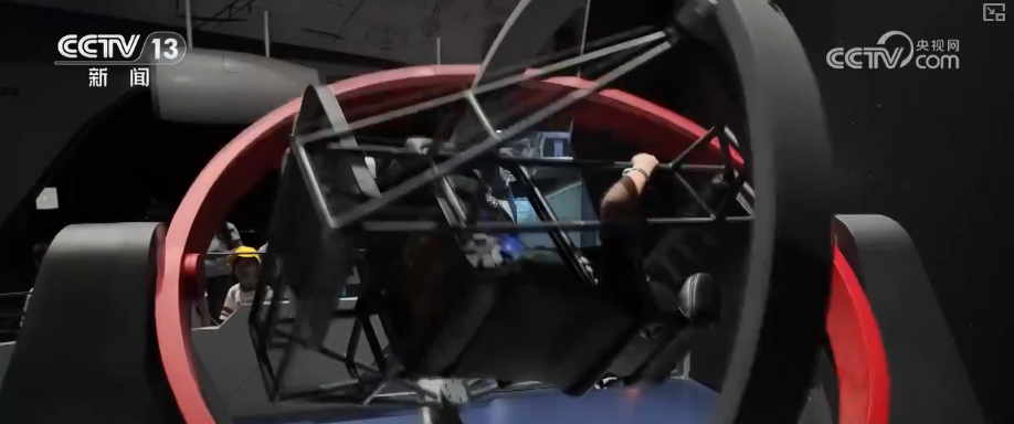 科学实验引来“哇”声一片!多彩科技游成顶流 “沉浸式”上天入海解锁新识(图6)