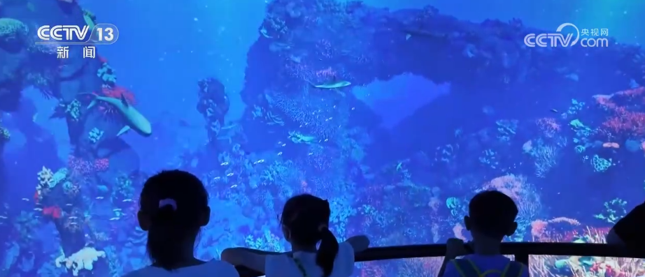 科学实验引来“哇”声一片!多彩科技游成顶流 “沉浸式”上天入海解锁新识(图7)