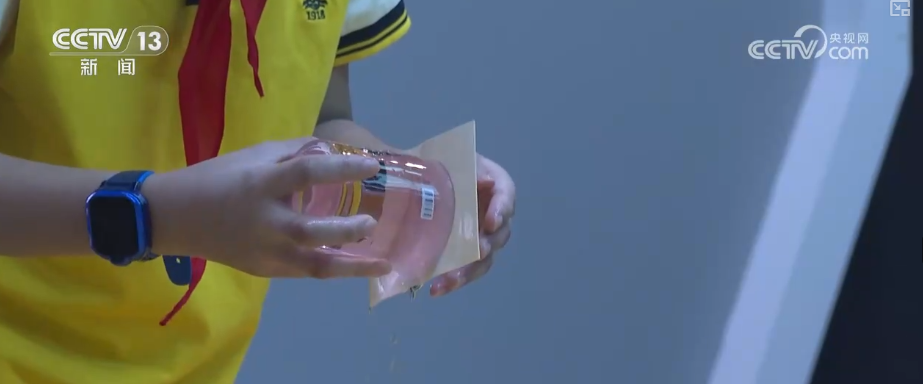 科学实验引来“哇”声一片!多彩科技游成顶流 “沉浸式”上天入海解锁新识(图11)