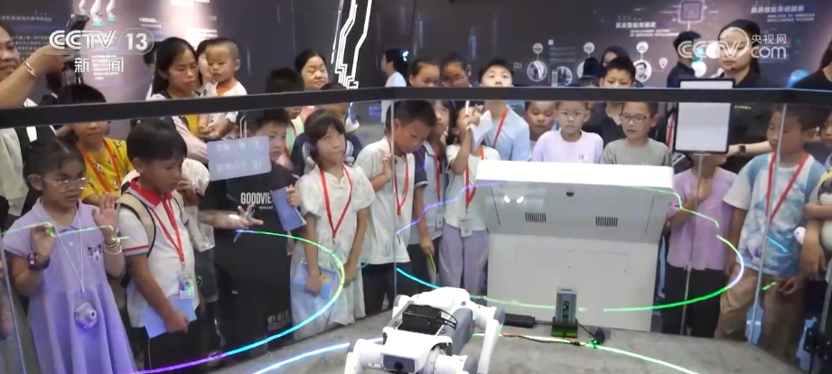 科学实验引来“哇”声一片!多彩科技游成顶流 “沉浸式”上天入海解锁新识(图10)