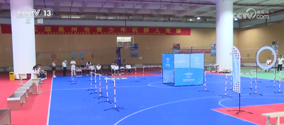 科学实验引来“哇”声一片!多彩科技游成顶流 “沉浸式”上天入海解锁新识(图12)