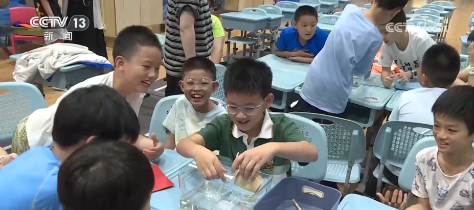 科学实验引来“哇”声一片!多彩科技游成顶流 “沉浸式”上天入海解锁新识(图14)