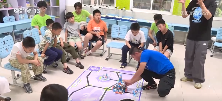 科学实验引来“哇”声一片!多彩科技游成顶流 “沉浸式”上天入海解锁新识(图16)