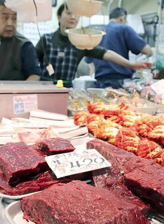 侃天下日本恢复商业捕鲸三年鲸肉交易价再创新高