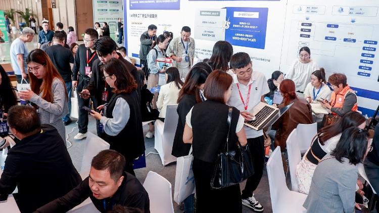 鲸算盘联合冠名第四届代博会圆满落幕:AI财务工厂成焦点600余家代账公司意向签约(图4)